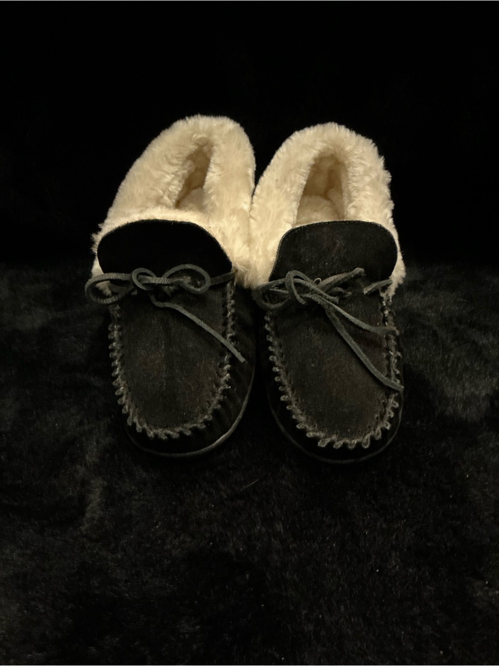 Minnetonka Black Moccasin Slippers with Cream Faux-Shearling Size 6